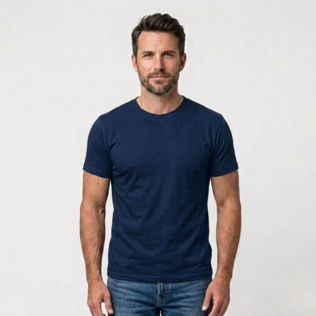Navy - Front - Zeitloses T-Shirt mit modernem Schnitt und weicher Baumwollqualität.
