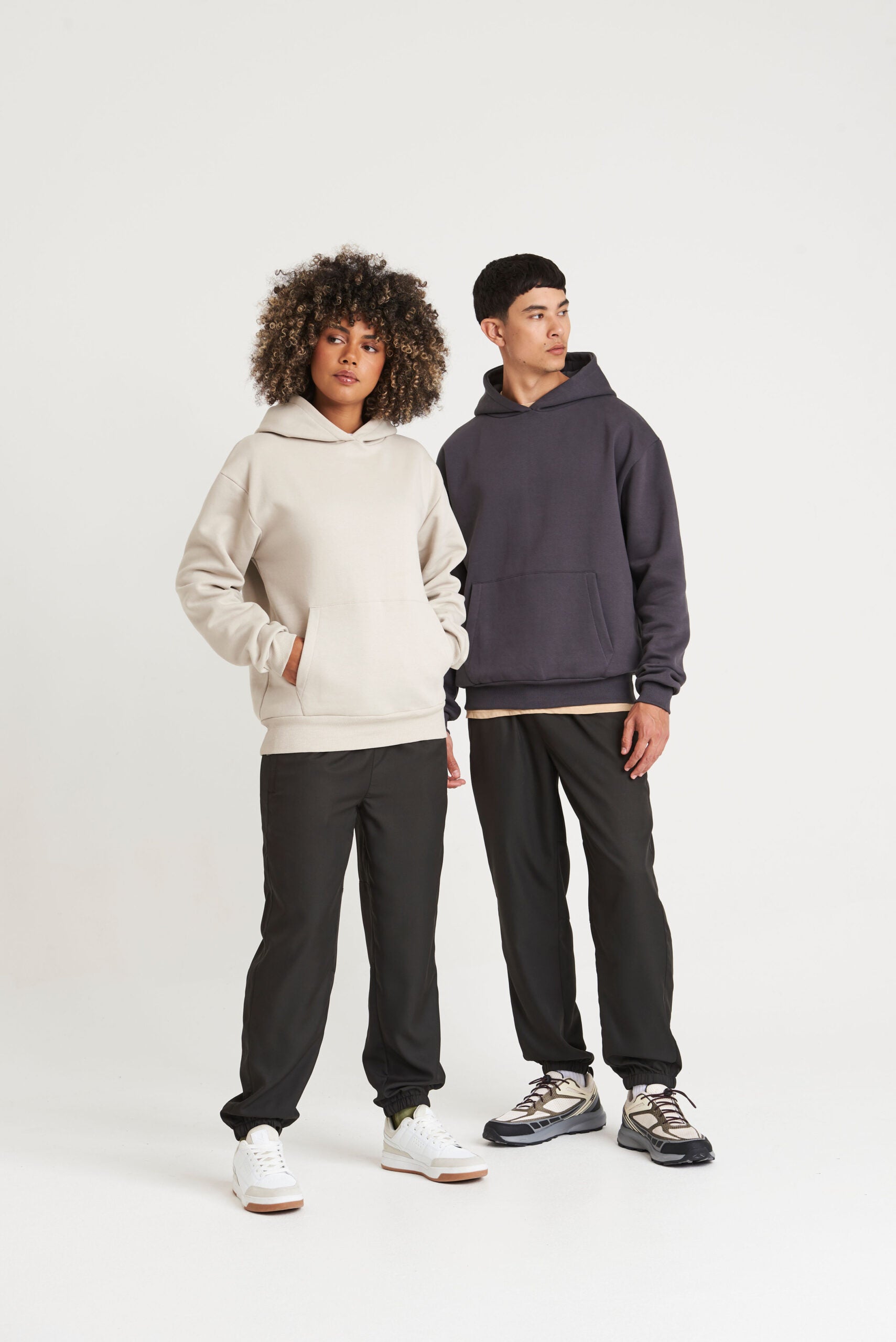 Allgemein - Front - Oversize Hoodie aus Heavy Material mit Handyfach und cleanem Look.