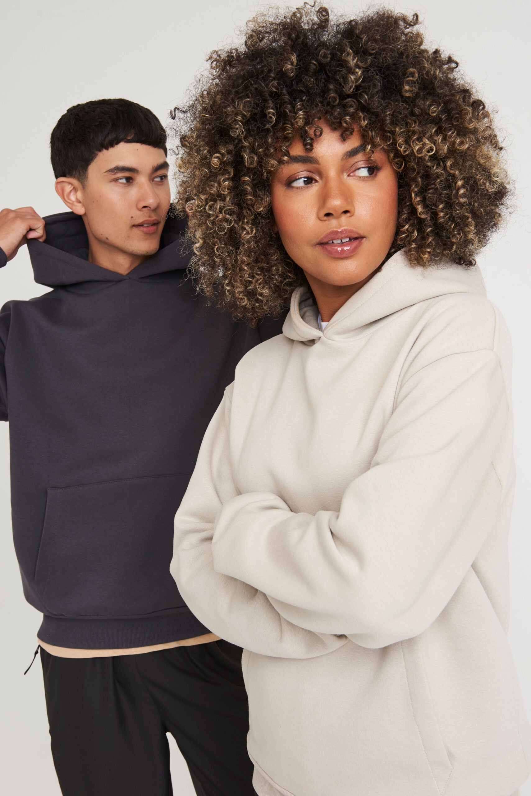Allgemein - Front - Oversize Hoodie aus Heavy Material mit Handyfach und cleanem Look.